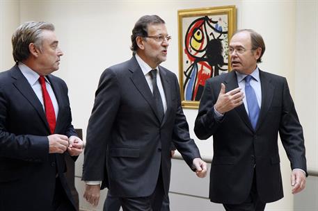 25/11/2014. Rajoy interviene en la sesión de control en el Senado. El presidente del Gobierno, Mariano Rajoy, conversa con el presidente del...